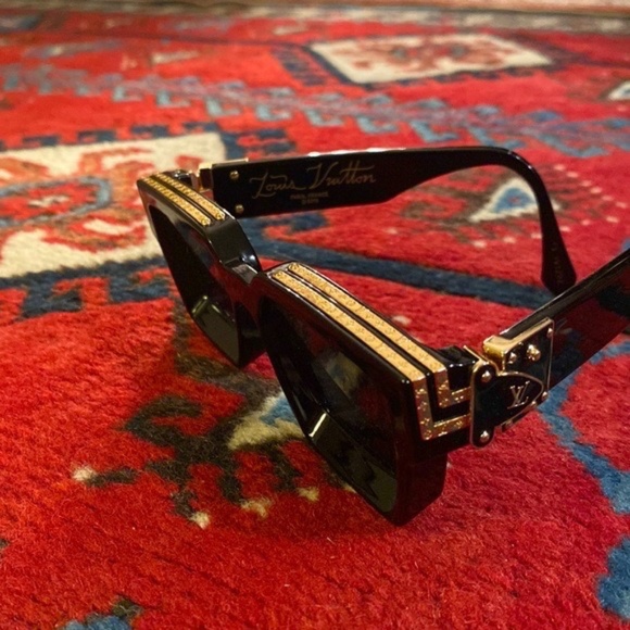 LOUIS VUITTON SUNGLASSES GOLD - Picture 7 of 7